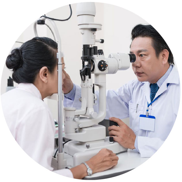 Eye doctor using device to examin patient